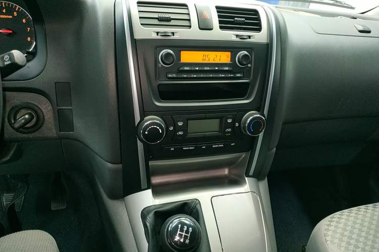 Used Jinbei Express 2020 2.0L Upgraded Version China VI Standard Luxury 9-Seater 1TZS Audio And AC Panel