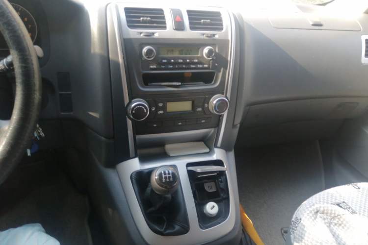 Used Jinbei Express 2020 2.0L Upgraded Version China VI Standard 6-Seater 1TZS Audio And AC Panel