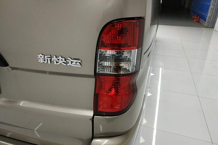 Used Jinbei Express 2020 2.0L Upgraded Version China VI Standard Luxury 9-Seater 1TZS Right Rear Taillight