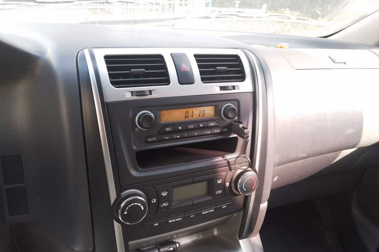 Used Jinbei Express 2020 2.0L Upgraded Version China VI Standard Luxury 9-Seater 1TZS Audio And AC Panel