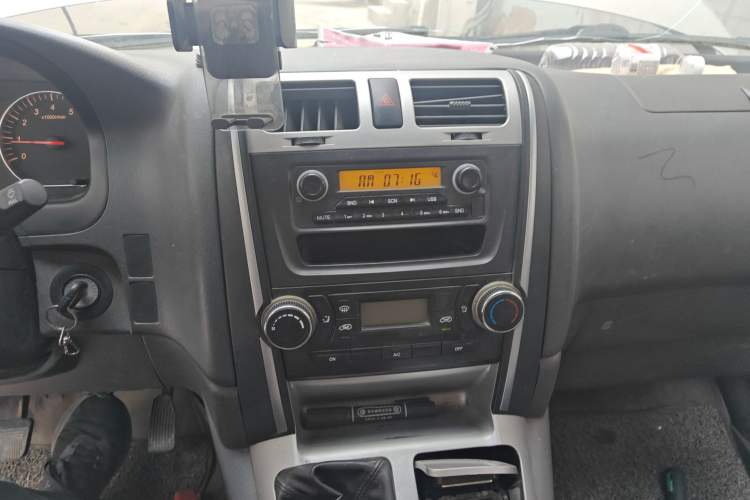 Used Jinbei Express 2020 2.0L Upgraded Version China VI Standard 6-Seater 1TZS Audio And AC Panel
