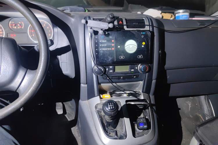 Used Jinbei Express 2020 2.0L Upgraded Version China VI Standard 6-Seater 1TZS Audio And AC Panel
