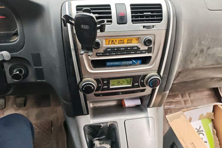 Used Jinbei Express 2020 2.0L Upgraded Version China VI Standard 6-Seater 1TZS Audio And AC Panel
