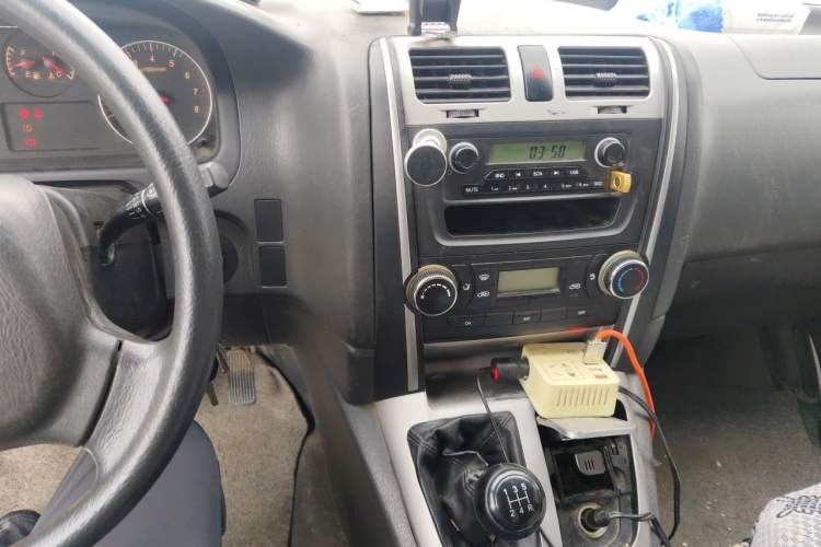 Used Jinbei Express 2020 2.0L Upgraded Version China VI Standard 6-Seater 1TZS Audio And AC Panel