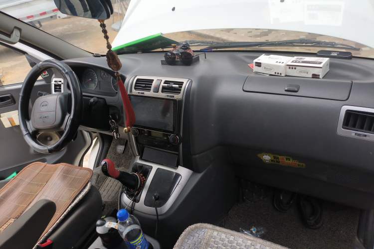 Used Jinbei Express 2020 2.0L Upgraded Version China VI Standard 6-Seater 1TZS Center Console
