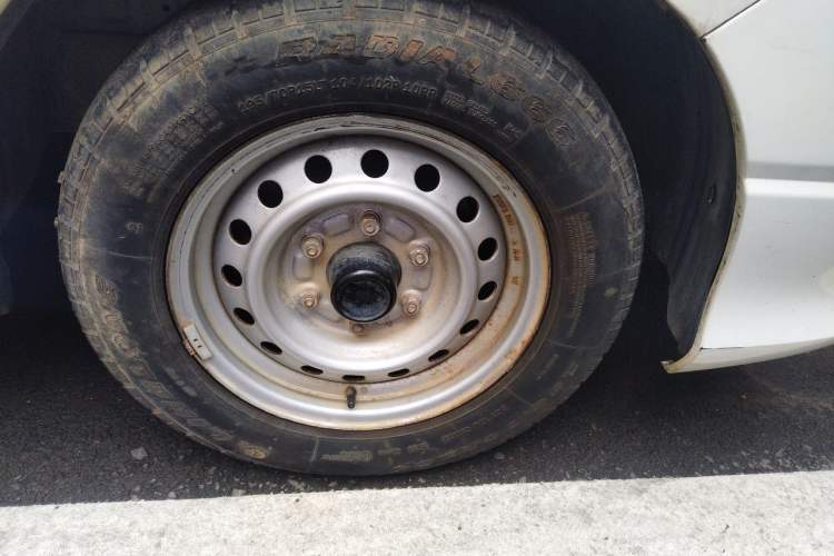 Used Jinbei Express 2020 2.0L Upgraded Version China V Emission Standard 6-Seater V19 Right Front Wheel Hub