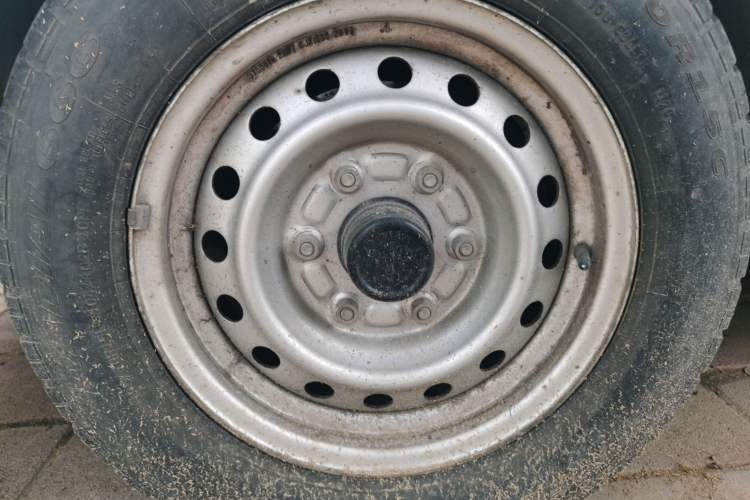 Used Jinbei Express 2020 2.0L Upgraded Version China V Emission Standard 6-Seater V19 Right Front Wheel Hub