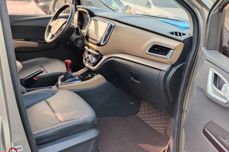 Used Jinbei F50 2017 1.6L Manual Comfort Model Interior 2