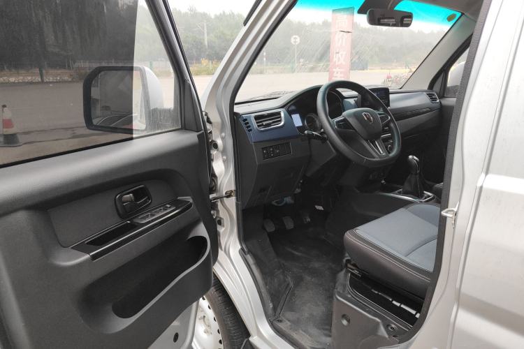 Used Jinbei Gold Card S2 2024 1.6L Manual Double-Cab with 2.51m Cargo Bed Rear Single Wheel Comfort Version SWJ16 Driver Seat