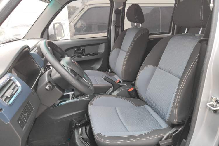 Used Jinbei Gold Card S2 2024 1.6L Manual Double-Cab with 2.51m Cargo Bed Rear Single Wheel Comfort Version SWJ16 Left Front Seat