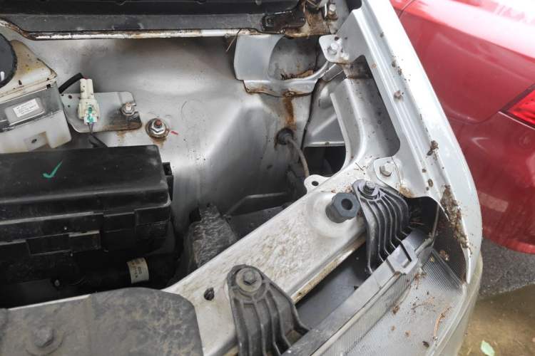 Used Jinbei Gold Card S2  Engine Bay Left