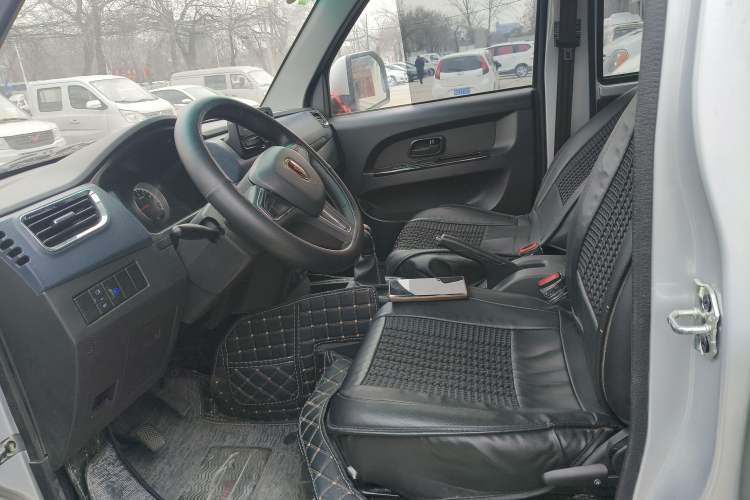 Used Jinbei Gold Card S2 2023 1.6L Manual Double-Cab with 2.51m Cargo Bed and Single Rear Wheel – Comfort Version SWJ16 Left Front Seat