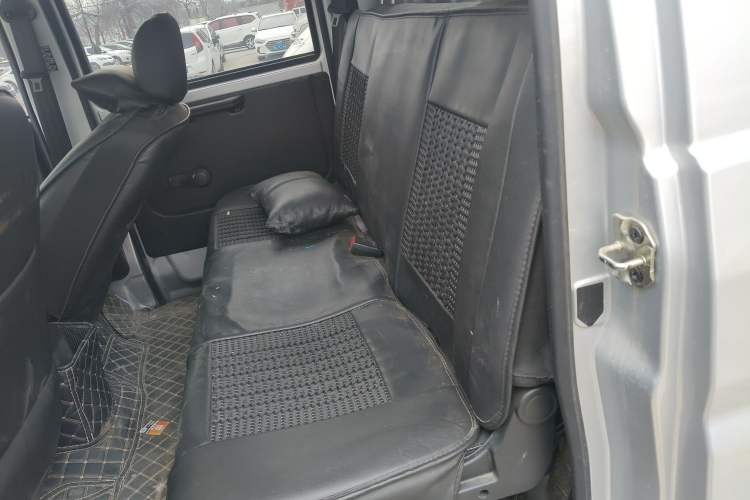 Used Jinbei Gold Card S2 2023 1.6L Manual Double-Cab with 2.51m Cargo Bed and Single Rear Wheel – Comfort Version SWJ16 Left Rear Seat