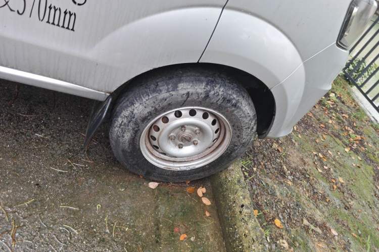 Used Jinbei Gold Card S2  Right Front Wheel Hub