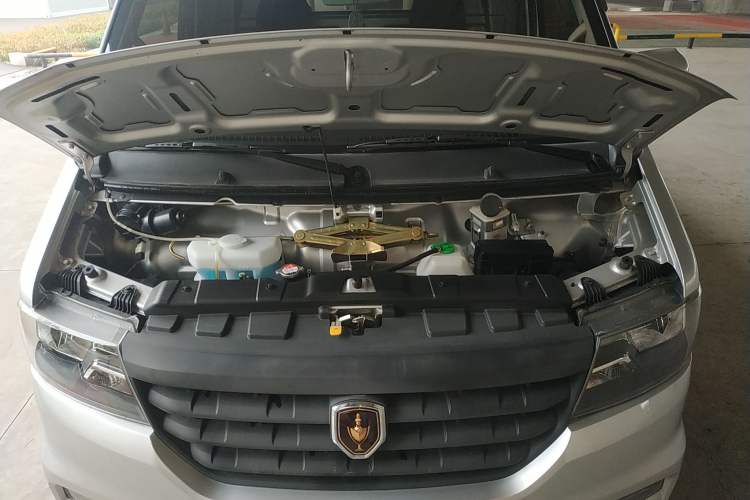 Used Jinbei Gold Card S3 2022 1.6L Flatbed Truck Standard Version 3.2 Meters SWD16MS Engine Bay