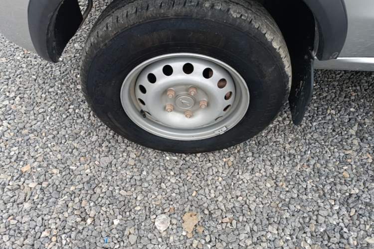 Used Jinbei Gold Card S3 2022 1.6L Flatbed Truck Double-Cab Standard Version 2.55 Meters SWD16MS Left Front Wheel Hub