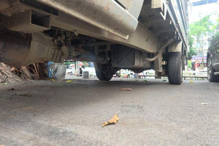 Used Jinbei Gold Card S3 2024 1.6L Basic Cargo Truck Single Cab 3.2-Meter Length Rear Single Wheel China VI Emission Standard SWD16MS Chassis Front Left