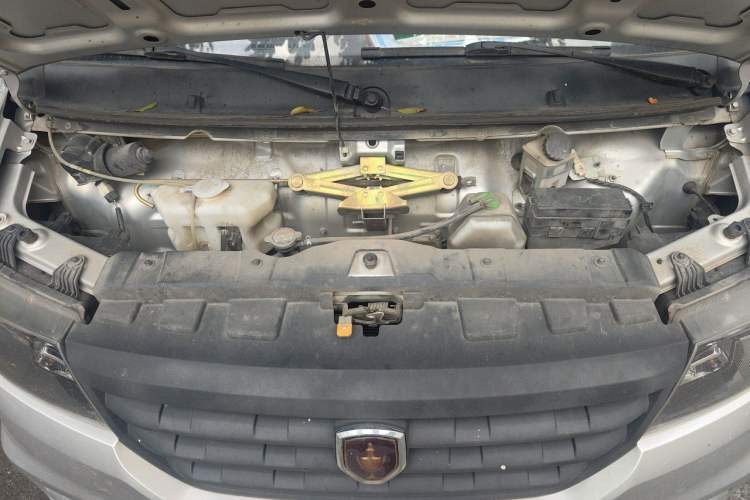 Used Jinbei Gold Card S3 2024 1.6L Basic Cargo Truck Single Cab 3.2-Meter Length Rear Single Wheel China VI Emission Standard SWD16MS Engine Bay