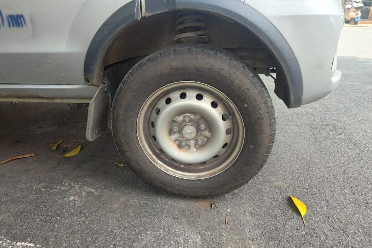 Used Jinbei Gold Card S3 2024 1.6L Basic Cargo Truck Single Cab 3.2-Meter Length Rear Single Wheel China VI Emission Standard SWD16MS Right Front Wheel Hub