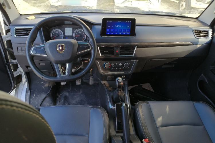 Used Jinbei Gold Card S6 2023 1.6L Manual Double-Cab Standard Version with 3.0-Meter Cargo Bed SWD16MS Center Console
