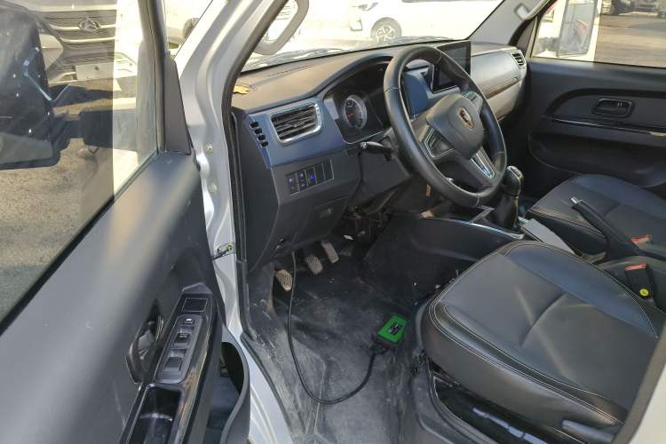 Used Jinbei Gold Card S6 2023 1.6L Manual Double-Cab Standard Version with 3.0-Meter Cargo Bed SWD16MS Driver Seat