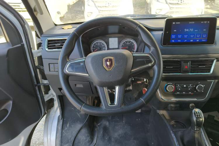 Used Jinbei Gold Card S6 2023 1.6L Manual Double-Cab Standard Version with 3.0-Meter Cargo Bed SWD16MS Steering Wheel