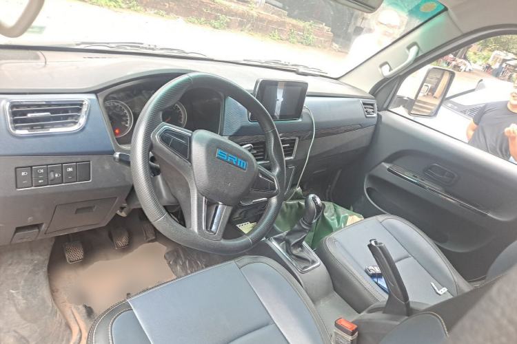 Used Jinbei Gold Card S6 2024 2.0L CNG Standard Cargo Truck Single Cab 3.85m Rear Dual Wheels Model SWEC20M Center Console