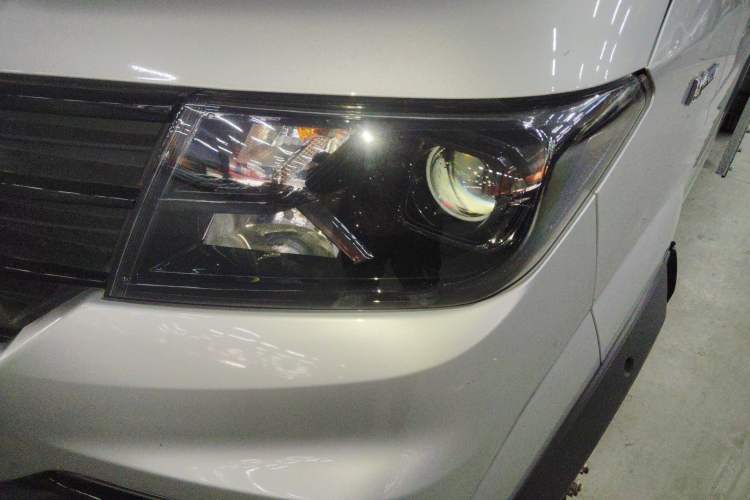 Used Jinbei Gold Card S6 2024 1.6L Standard Cargo Truck Single Cab 3.7-Meter Rear Dual Wheels SWD16MS Stake Bed Left Front Headlight