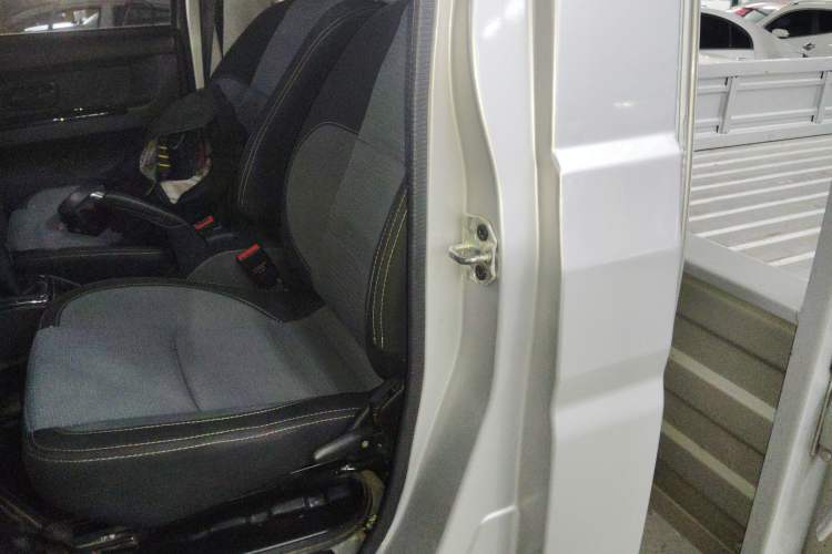 Used Jinbei Gold Card S6 2024 1.6L Standard Cargo Truck Single Cab 3.7-Meter Rear Dual Wheels SWD16MS Stake Bed Left Rear Seat