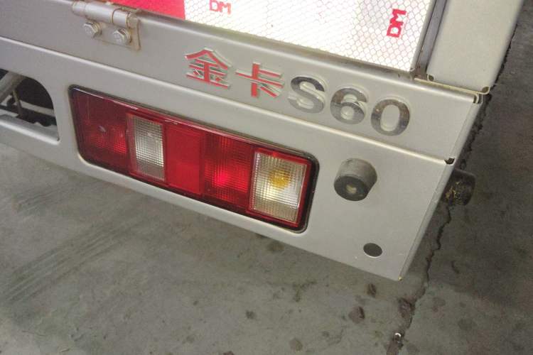 Used Jinbei Gold Card S6 2024 1.6L Standard Cargo Truck Single Cab 3.7-Meter Rear Dual Wheels SWD16MS Stake Bed Right Rear Taillight