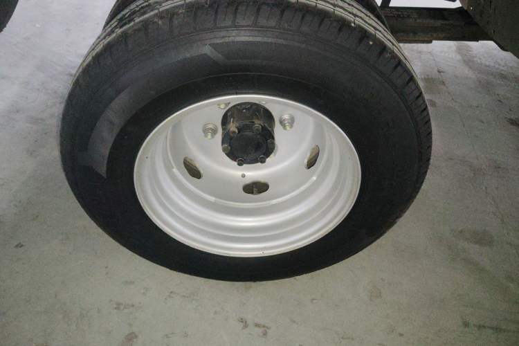 Used Jinbei Gold Card S6 2024 1.6L Standard Cargo Truck Single Cab 3.7-Meter Rear Dual Wheels SWD16MS Stake Bed Right Rear Wheel Hub