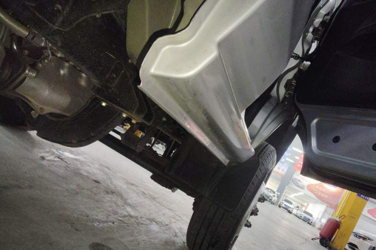 Used Jinbei Gold Card S6 2024 1.6L Standard Cargo Truck Single Cab 3.7-Meter Rear Dual Wheels SWD16MS Stake Bed Right Side Sill