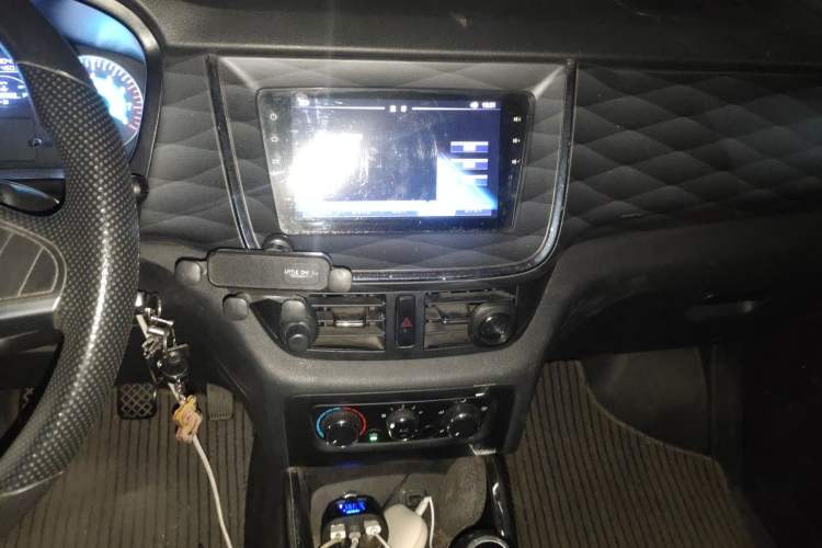 Used Jinbei Gold Hiace 2023 1.5L Passenger Vehicle Engineering Lion 5/6/7 Seater Audio And AC Panel