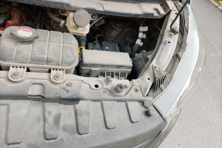 Used Jinbei Gold Hiace 2021 2.0L Passenger Van Travel Lion 6-Seater Engine Bay Left