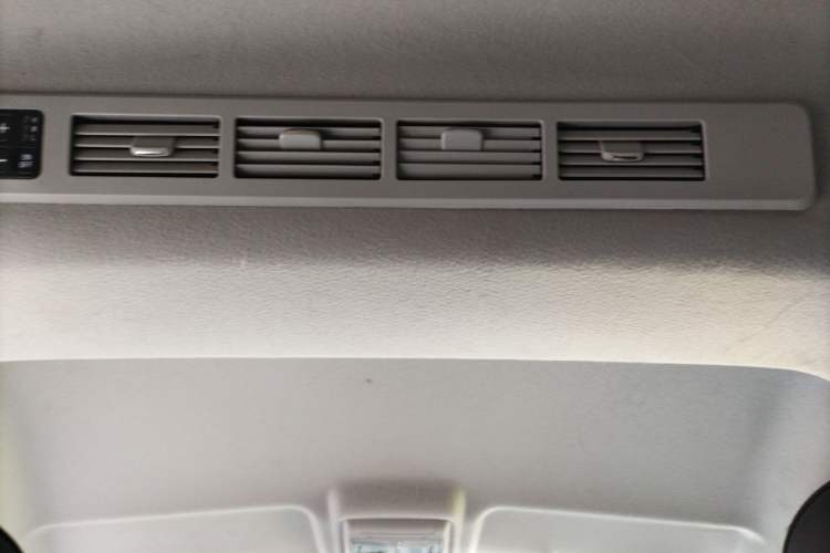 Used Jinbei Gold Hiace 2021 2.0L Passenger Van Travel Lion 6-Seater Headliner
