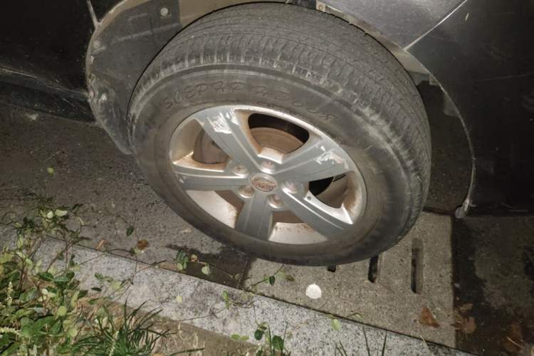 Used Jinbei Gold Hiace 2023 1.5L Passenger Vehicle Engineering Lion 5/6/7 Seater Right Front Wheel Hub