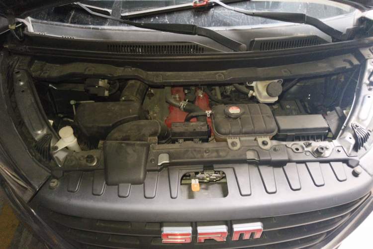 Used Jinbei Gold Hiace 2021 1.5L Passenger Vehicle Engineering Lion 5-Seater Engine Bay
