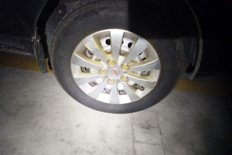 Used Jinbei Gold Hiace 2021 1.5L Passenger Vehicle Engineering Lion 5-Seater Right Front Wheel Hub