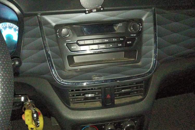 Used Jinbei Gold Hiace 2021 1.5L Passenger Vehicle Engineering Lion 5-Seater Audio And AC Panel
