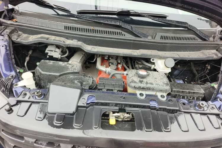 Used Jinbei Gold Hiace 2021 1.5L Passenger Vehicle Engineering Lion 6 Seats Engine Bay