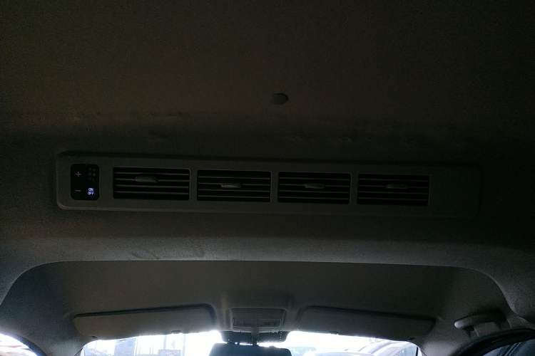 Used Jinbei Gold Hiace 2021 2.0L Passenger Van Travel Lion 6-Seater Headliner