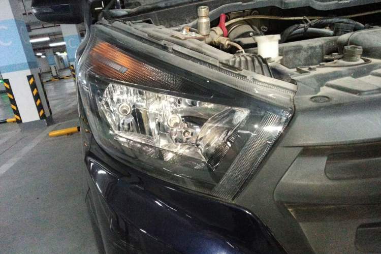 Used Jinbei Gold Hiace 2021 1.5L Passenger Vehicle Engineering Lion 5-Seater Right Front Headlight