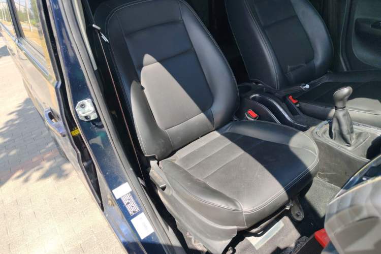 Used Jinbei Gold Hiace 2021 2.0L Passenger Van Travel Lion 6-Seater Right Front Seat
