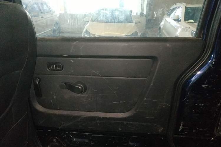 Used Jinbei Gold Hiace 2021 2.0L Passenger Van Travel Lion 6-Seater Right Rear Door Interior