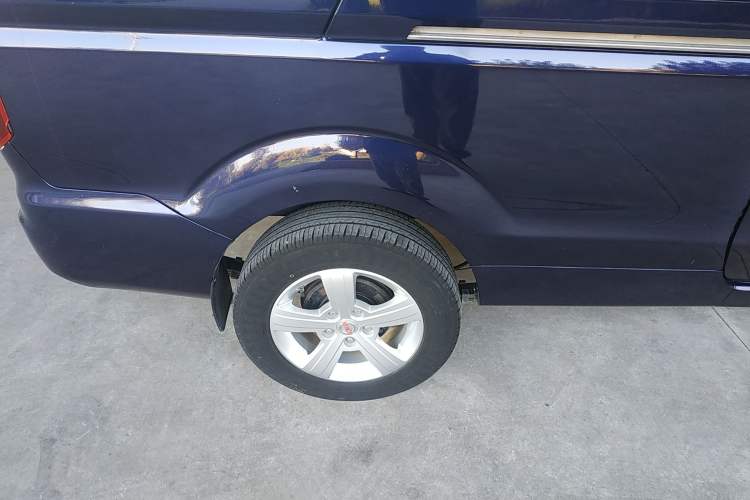 Used Jinbei Gold Hiace 2021 1.5L Passenger Vehicle Engineering Lion 6 Seats Right Rear Wheel Hub