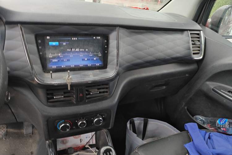 Used Jinbei Gold Hiace 2021 1.5L Passenger Vehicle Engineering Lion 7 Seats Audio And AC Panel