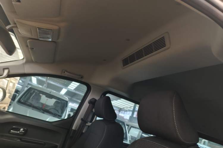 Used Jinbei Gold Hiace 2021 2.0L Passenger Van Engineering Lion Central Air Conditioning Version 9 Seats Interior 6