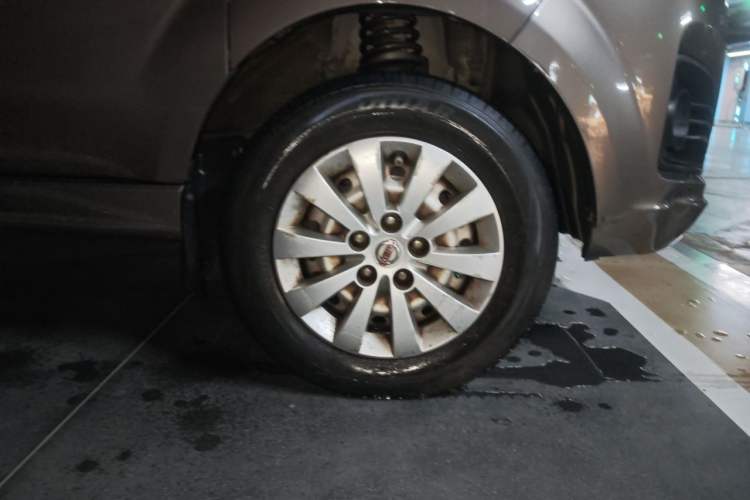 Used Jinbei Gold Hiace 2021 1.5L Passenger Vehicle Engineering Lion 6 Seats Right Front Wheel Hub