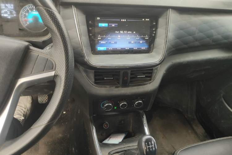 Used Jinbei Gold Hiace 2021 2.0L Passenger Van Travel Lion 6-Seater Audio And AC Panel