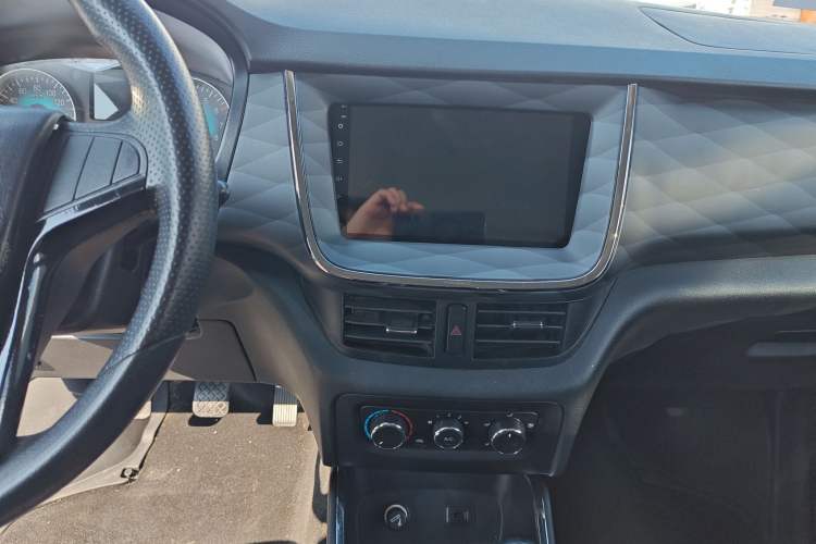 Used Jinbei Gold Hiace 2021 1.5L Passenger Vehicle Engineering Lion 5-Seater Audio And AC Panel